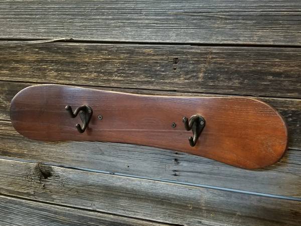 ชั้นวางเสื้อสโนว์บอร์ดขนาดเล็ก 2 ตะขอ